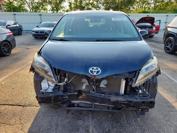 2017 TOYOTA SIENNA