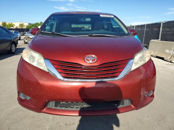 2016 TOYOTA SIENNA