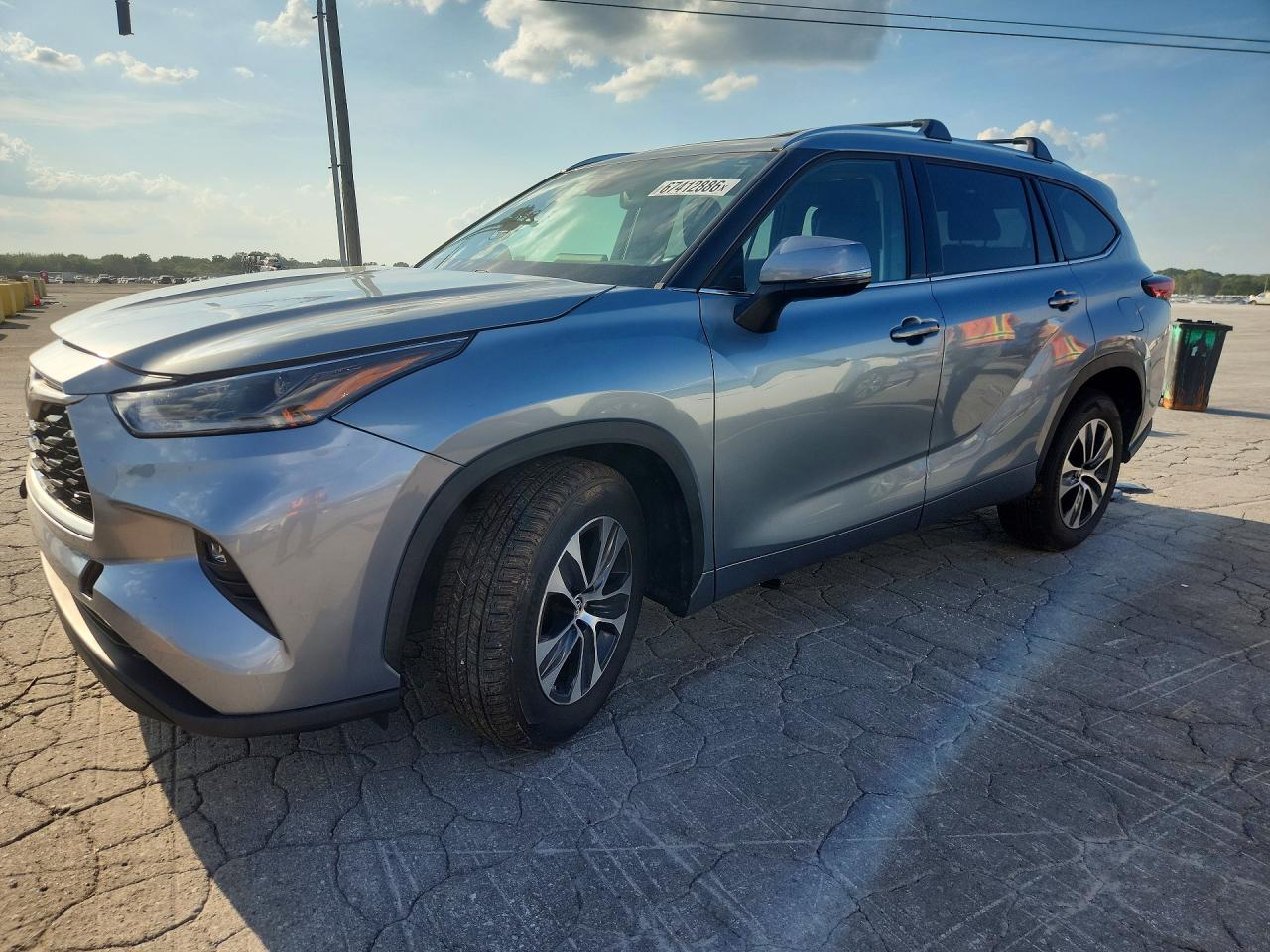 2021 TOYOTA HIGHLANDER XLE Nav