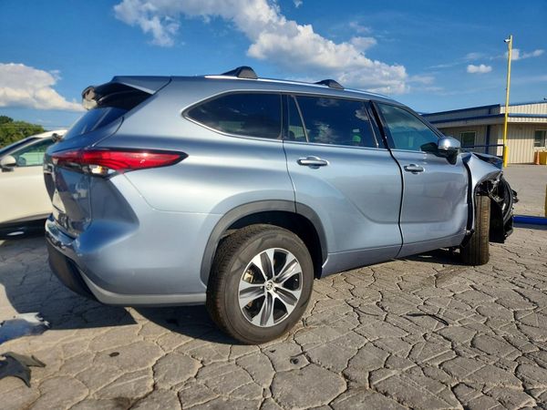 2021 TOYOTA HIGHLANDER XLE Nav