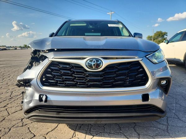 2021 TOYOTA HIGHLANDER XLE Nav