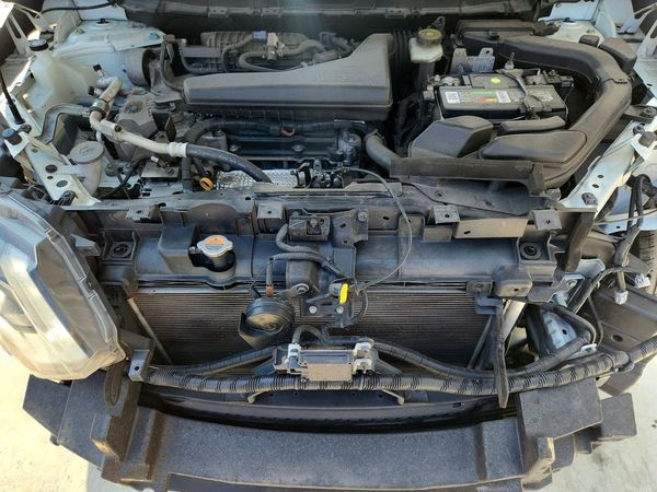 2019 NISSAN ROGUE — Engine bay