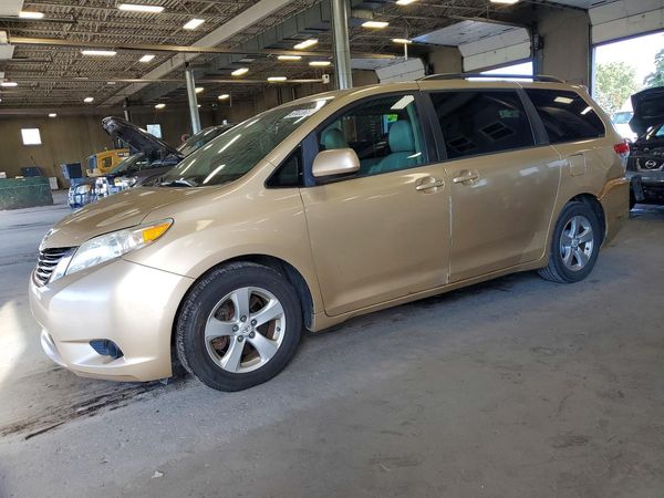 2013 TOYOTA SIENNA