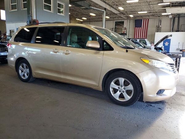 2013 TOYOTA SIENNA