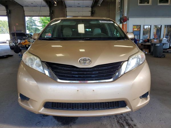 2013 TOYOTA SIENNA