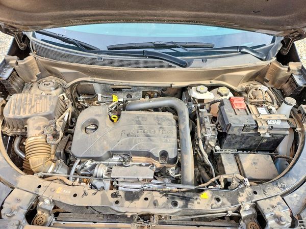 2025 CHEVROLET EQUINOX Active — Engine bay