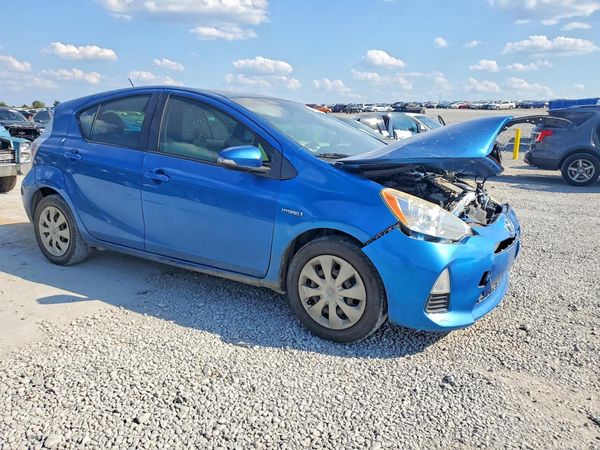 2013 TOYOTA PRIUS — Passenger 3/4