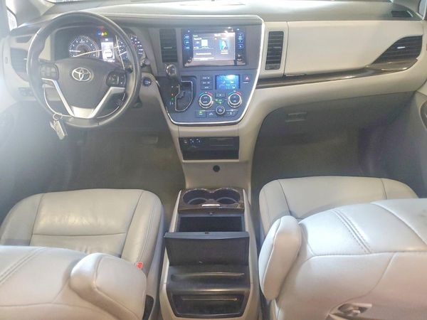 2017 TOYOTA SIENNA