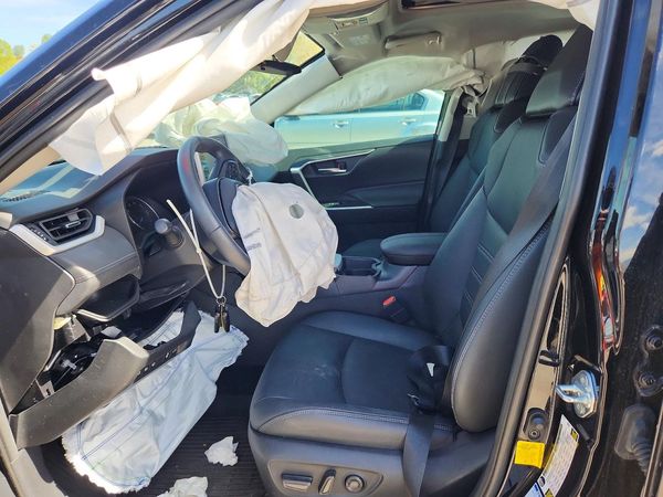 2021 TOYOTA RAV4 XLE Premium HV — DENT