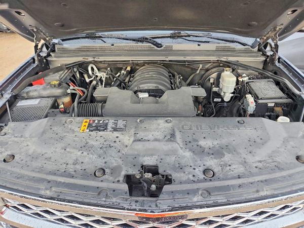 2019 CHEVROLET SUBURBAN LT — Engine bay
