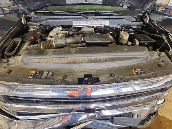 2019 CHEVROLET SILVERADO LTZ — Engine bay