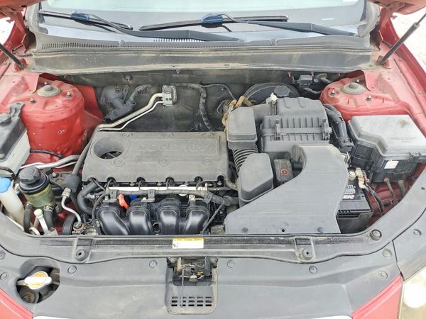2012 HYUNDAI SANTA FE GL(Middle-low ) — Engine bay