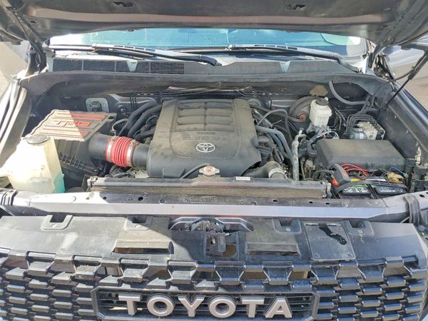 2020 TOYOTA TUNDRA Platinum Grade — Engine bay