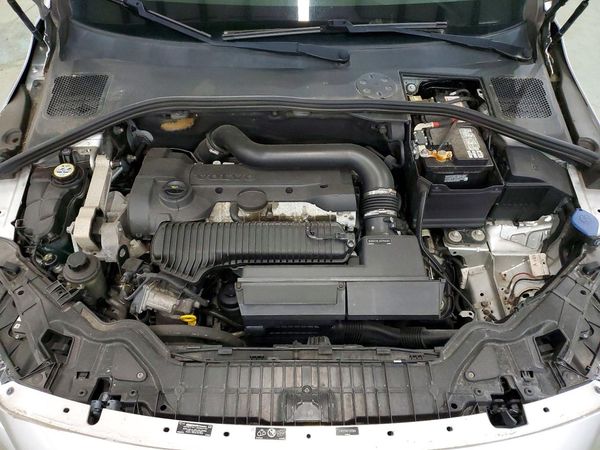 2015 VOLVO S60 Platinum (non R design) — Engine bay