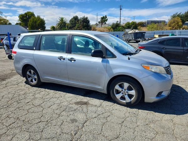 2014 TOYOTA SIENNA