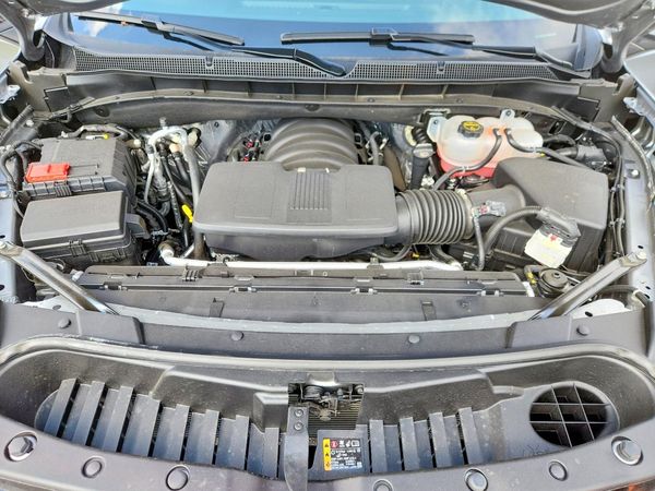 2026 CHEVROLET SUBURBAN LT — Engine bay