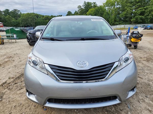 2013 TOYOTA SIENNA