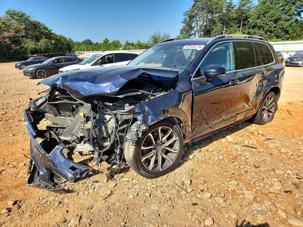 2016 VOLVO XC90 SV42 Momentum — Front 3/4