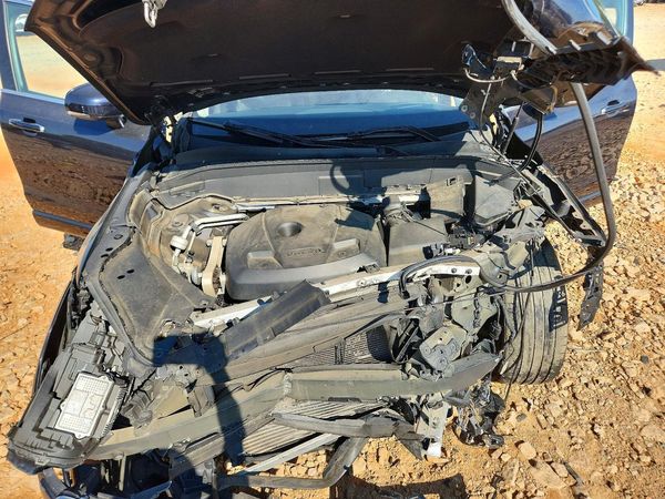 2016 VOLVO XC90 SV42 Momentum — Engine bay
