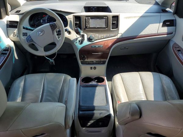 2014 TOYOTA SIENNA