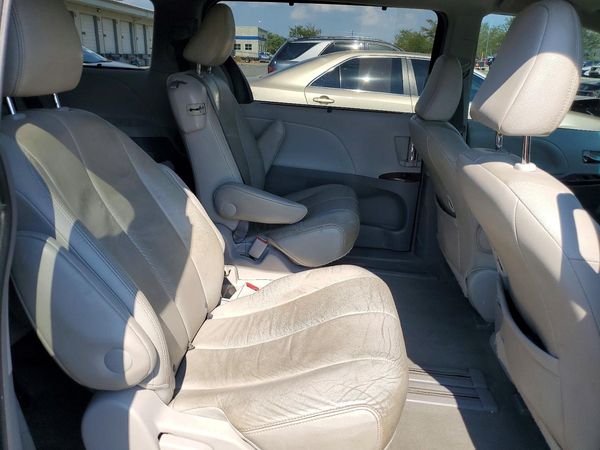 2014 TOYOTA SIENNA