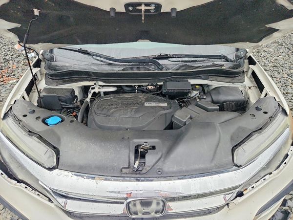 2019 HONDA PILOT LX — Engine bay