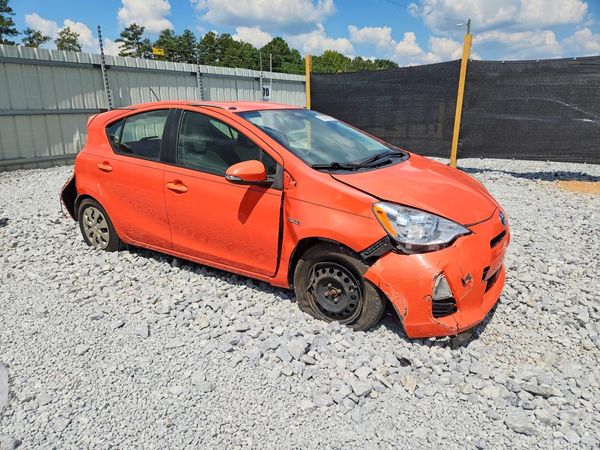 2014 TOYOTA PRIUS — Passenger 3/4