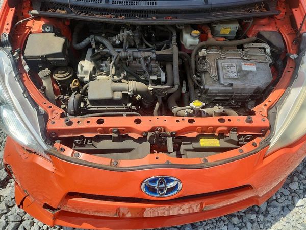 2014 TOYOTA PRIUS — Engine bay