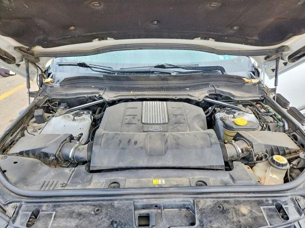 2015 LAND ROVER RANGEROVER Supercharged — Engine bay