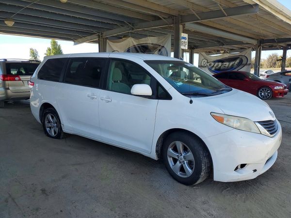 2012 TOYOTA SIENNA