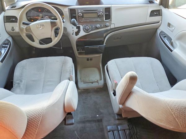 2012 TOYOTA SIENNA