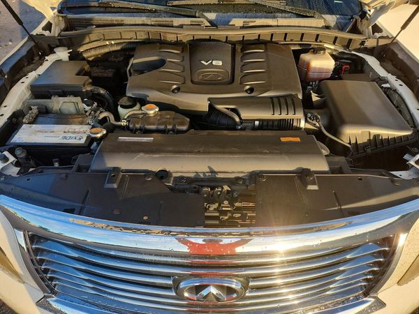 2013 INFINITI QX56 — Engine bay