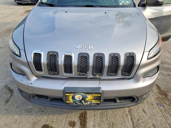 2014 JEEP GRAND CHER Sport — Engine bay