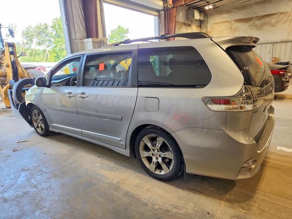 2013 TOYOTA SIENNA
