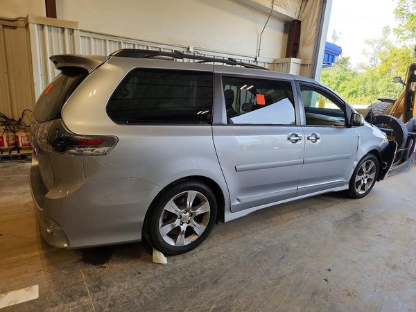 2013 TOYOTA SIENNA