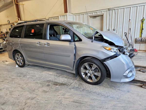 2013 TOYOTA SIENNA