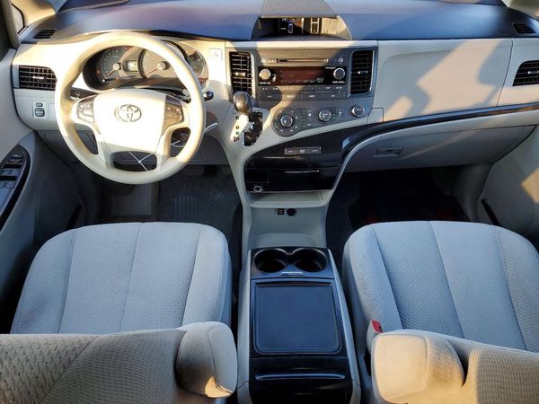 2012 TOYOTA SIENNA