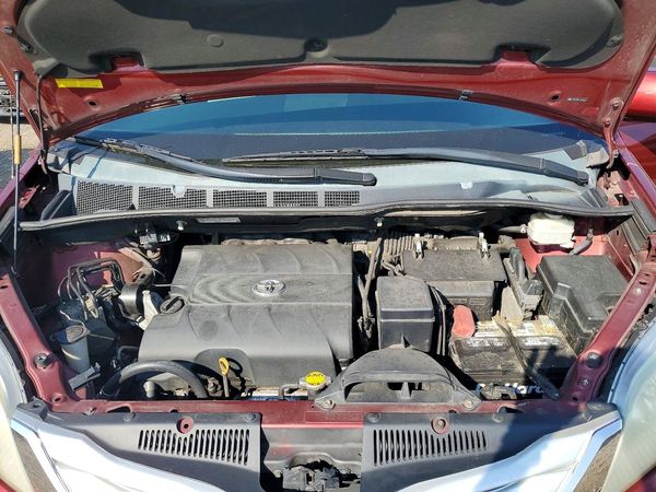 2012 TOYOTA SIENNA