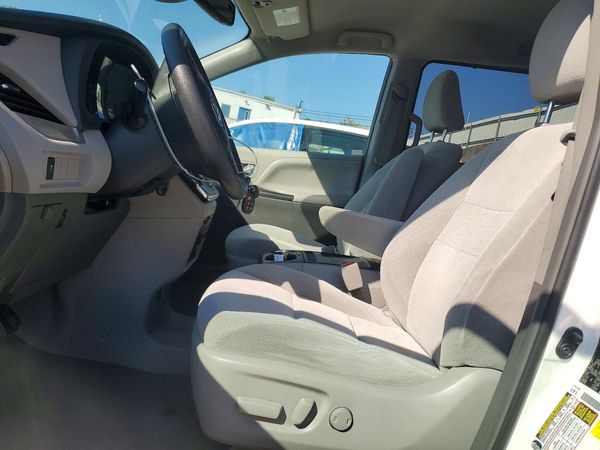 2018 TOYOTA SIENNA LE