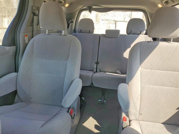 2018 TOYOTA SIENNA LE