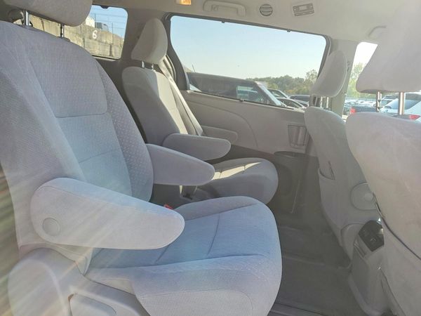 2018 TOYOTA SIENNA LE