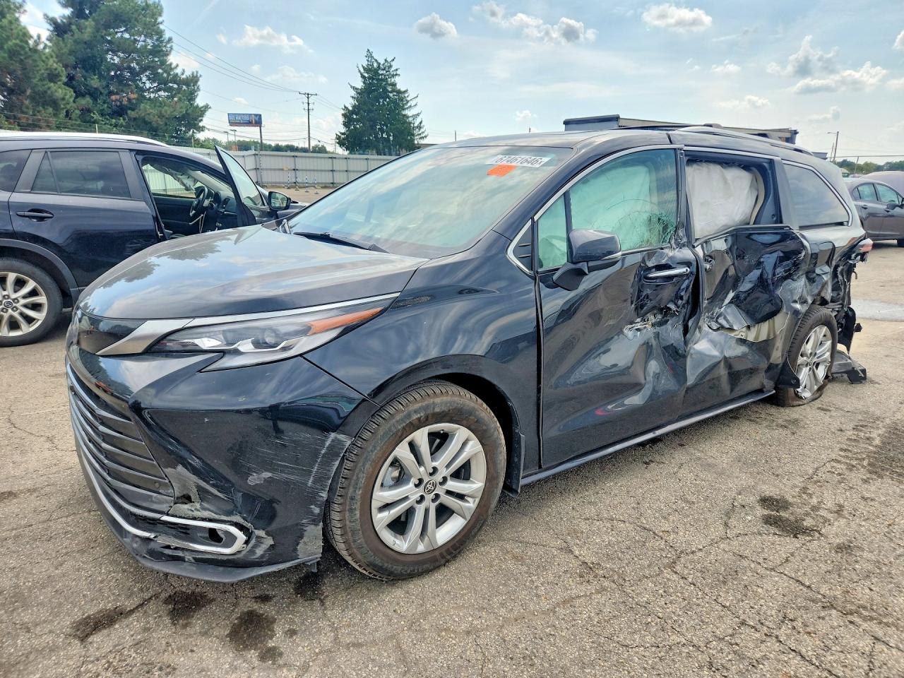 2022 TOYOTA SIENNA Platinum — Front 3/4