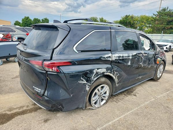 2022 TOYOTA SIENNA Platinum — PSRA