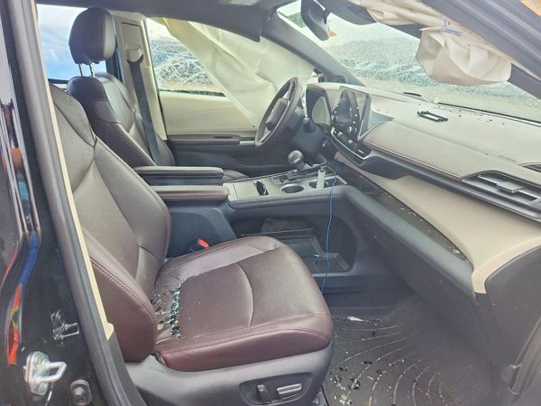 2022 TOYOTA SIENNA Platinum — DENT