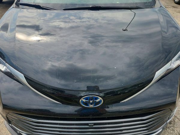 2022 TOYOTA SIENNA Platinum — Engine bay