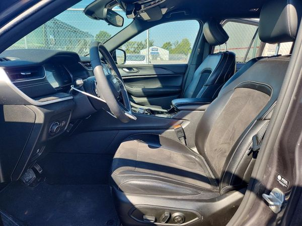 2023 JEEP GRAND CHEROKEE Laredo, Altitude