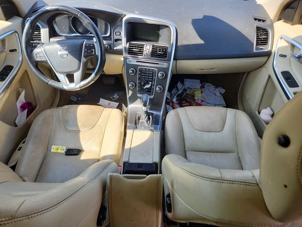 2015 VOLVO XC60 Premier+ (non R design)