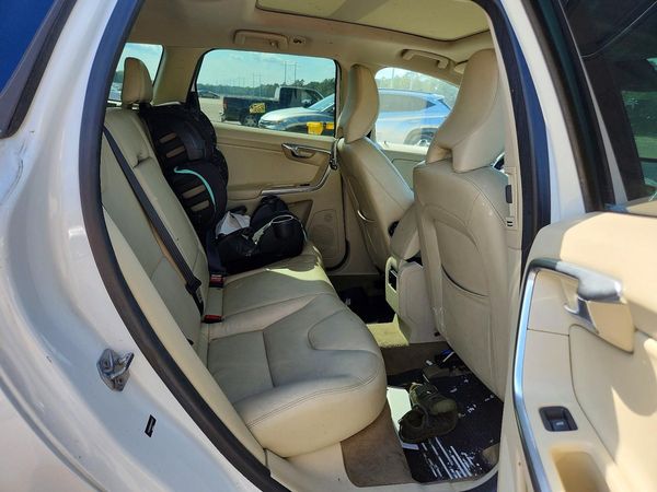 2015 VOLVO XC60 Premier+ (non R design)