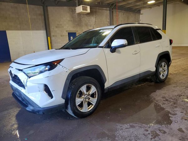 2021 TOYOTA RAV4 XLE — Front 3/4