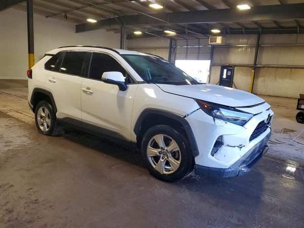 2021 TOYOTA RAV4 XLE — Passenger 3/4